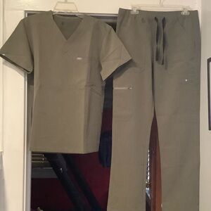 Figs Technical Collection Olive Top